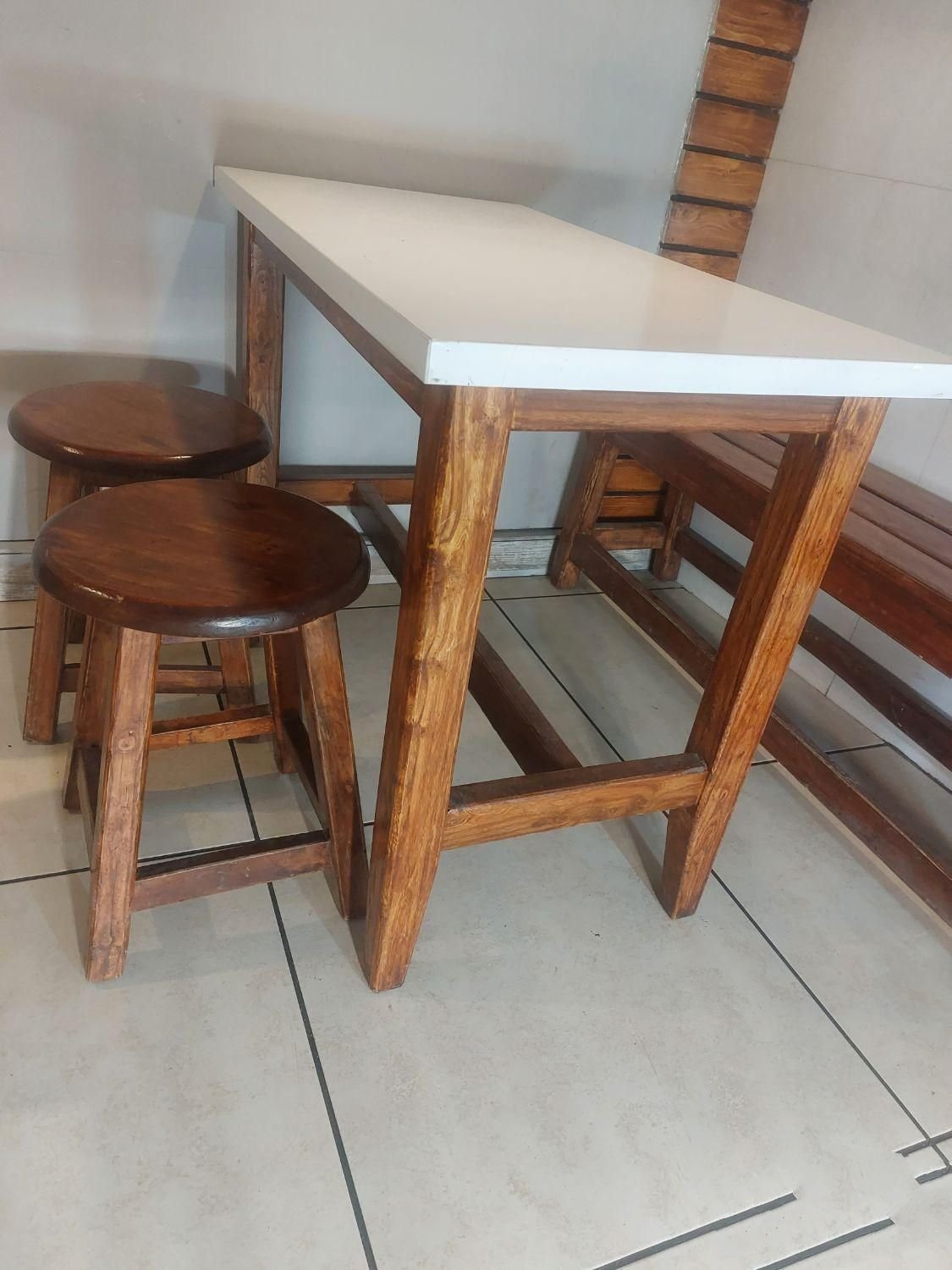 میز و چهارپایه چوبی
